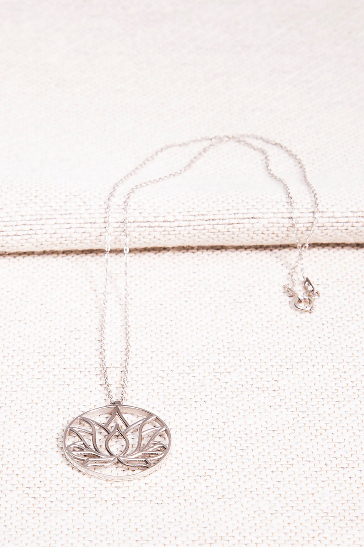 Silber Halskette mit Lotusblüten-Anhänger in verschiedenen Farben