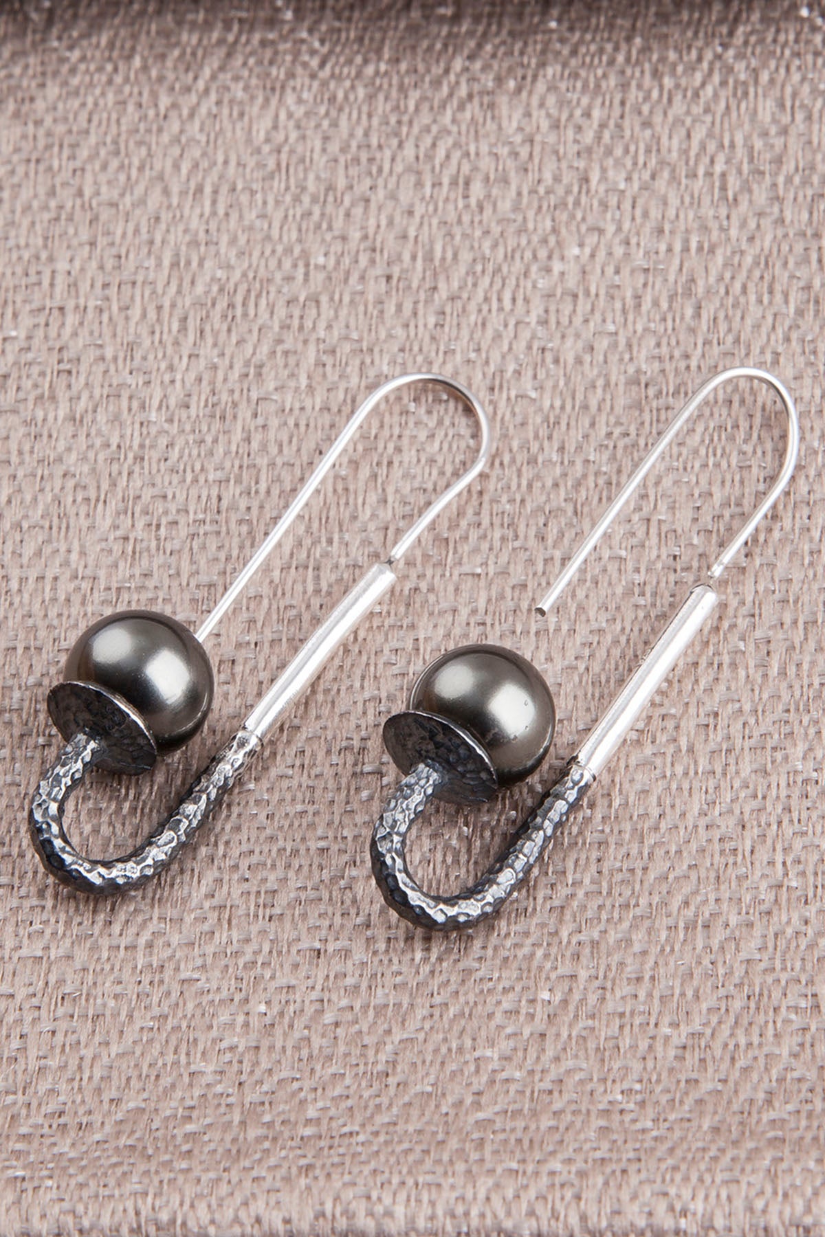 Silber Ohrringe 'Needle' mit schwarzer Perle