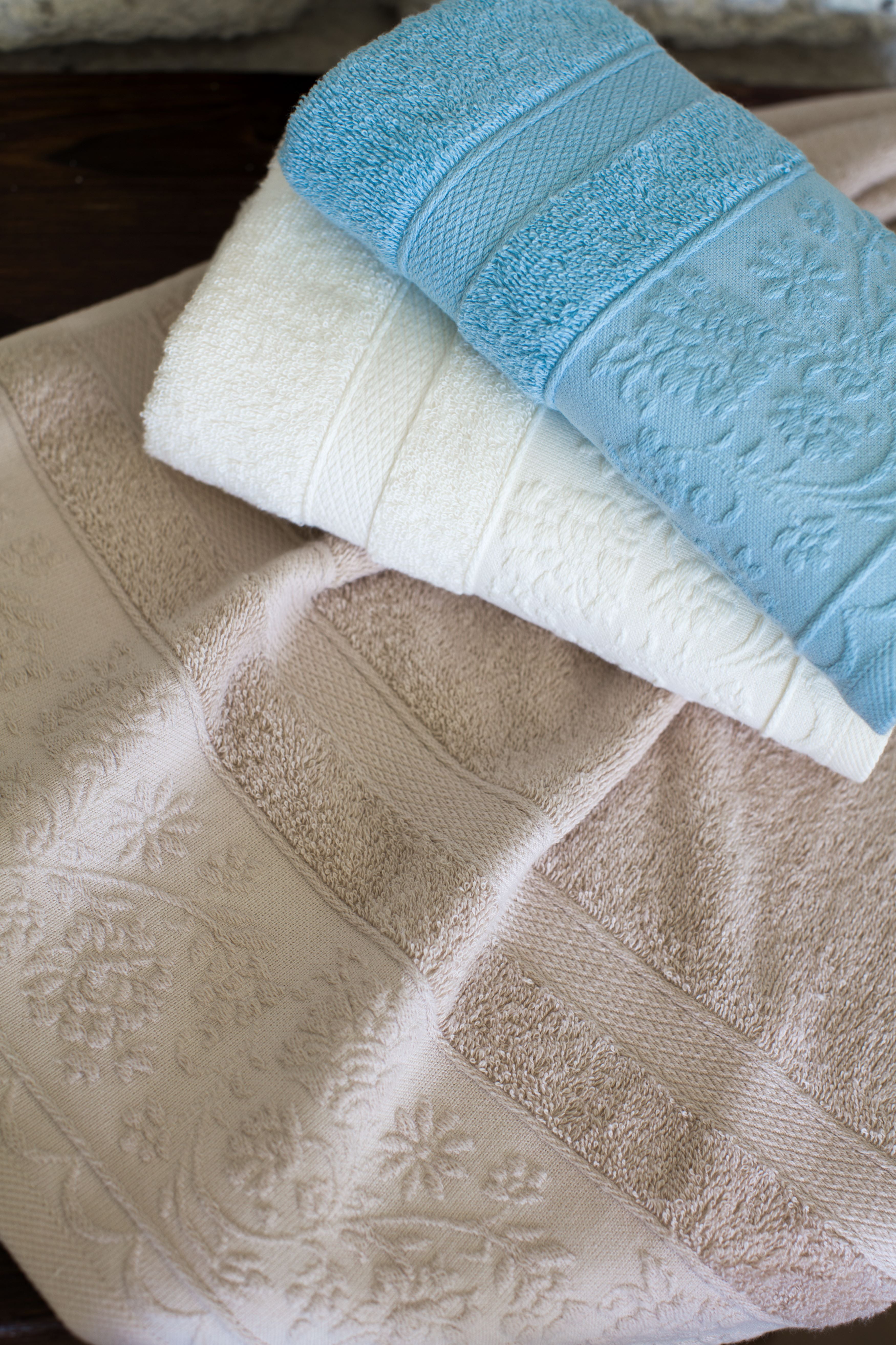 Towel 'Larsen' with floral border